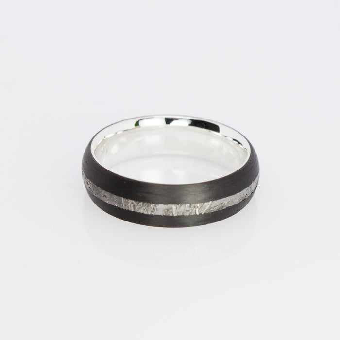 Bombierter Meteoritenring mit Carbon und Silber