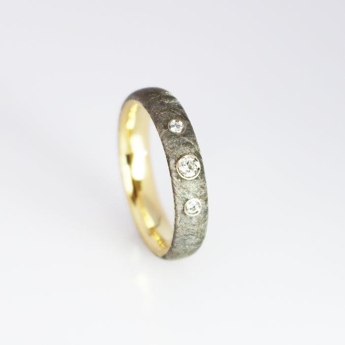 Meteoritening Für G.M  (Innenschiene und Fassungen 750 Gelbgold, Diamanten und Außenseite  Meteorit)