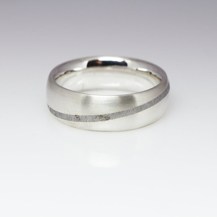 Silberring mit diagonalem Meteoritenstreifen