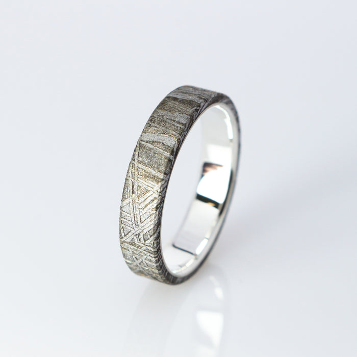 Schlichter Meteoritenring mit Silber