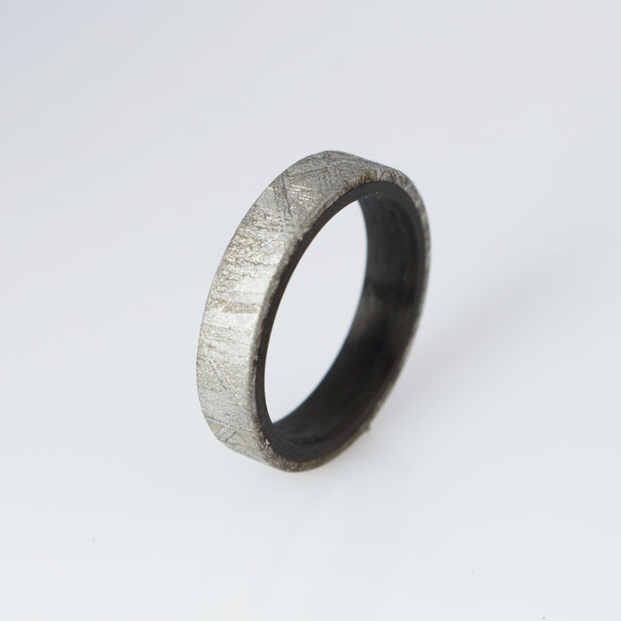 Meteoritenring mit Carbon