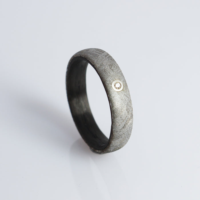 Meteoritenring mit Carbon und Diamant