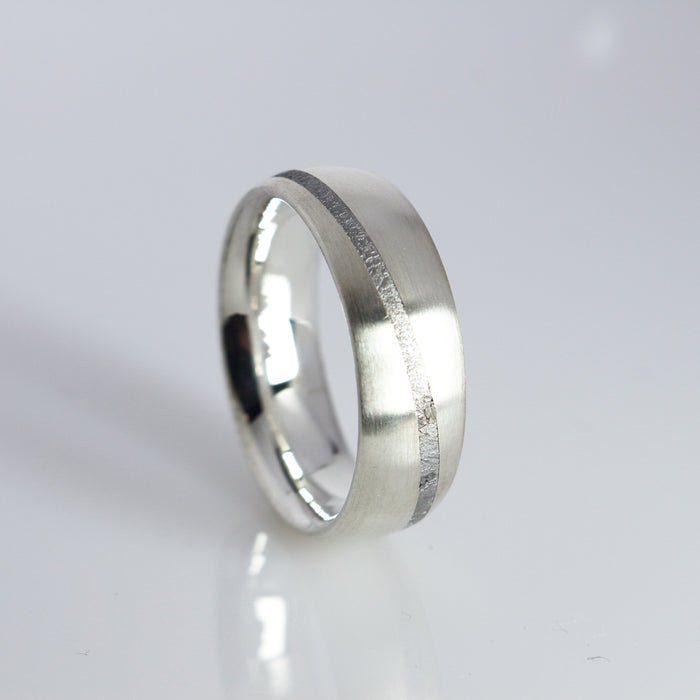 Silberring mit diagonalem Meteoritenstreifen