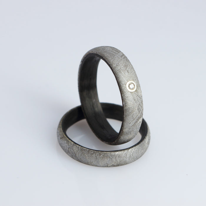 Bombierte Carbonringe mit Meteoriteneinlage und Diamant