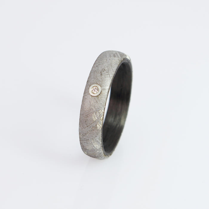 Meteoritenring mit Carbon und Diamant